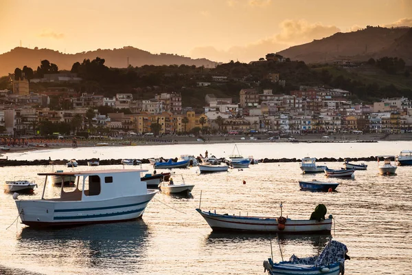 Σκαφών στην Μαρίνα της πόλης Giardini Naxos στο ηλιοβασίλεμα — Φωτογραφία Αρχείου