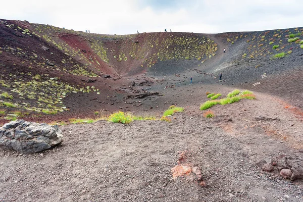 A régi kráter, a szicíliai Etna a turisták — Stock Fotó