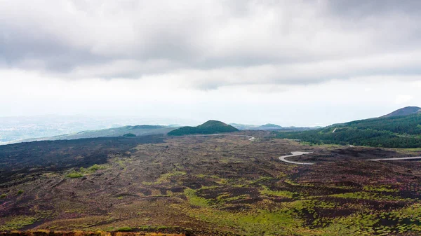 Tief bewölkter Himmel über Lavafeldern auf dem Ätna — Stockfoto