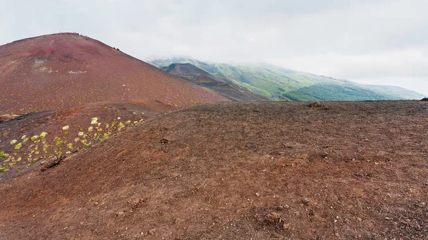 Nuvem sobre colinas vulcânicas no Etna Mount — Fotografia de Stock