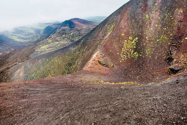 Kraterler Sicilya Etna yanardağı üzerinde üzerinde bulut — Stok fotoğraf