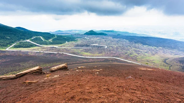 Vägen i frysta lavafält på vulkanen Etna — Stockfoto