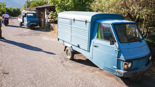 Tre hjul land lastbilar i byn i Sicilien — Stockfoto