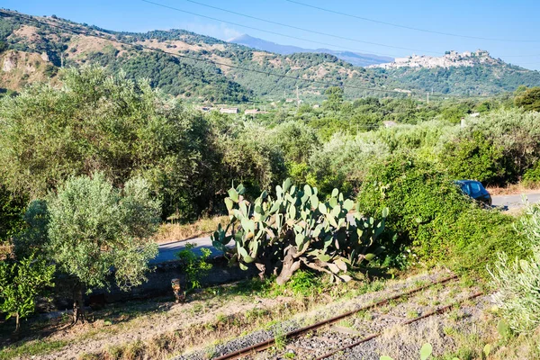 Ländliche Landschaft mit alter Eisenbahnstraße in Sizilien — Stockfoto