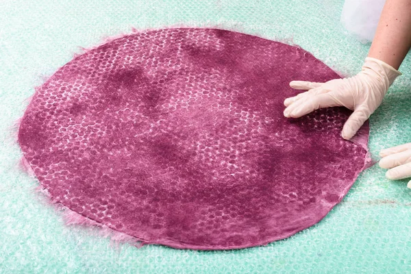 Fixação das bordas das fibras de lã no layout do chapéu — Fotografia de Stock