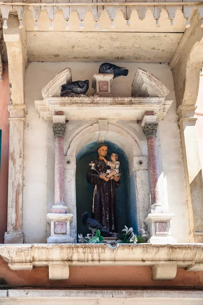 Sculpture d'un Saint dans une maison urbaine à Venise — Photo