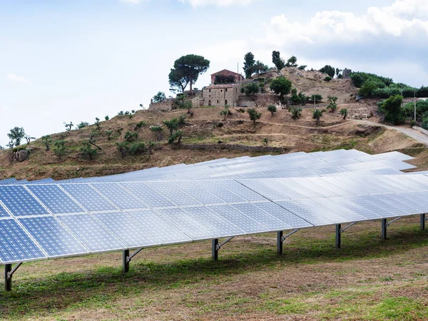 Сонячні батареї поблизу села в Сицилії — стокове фото