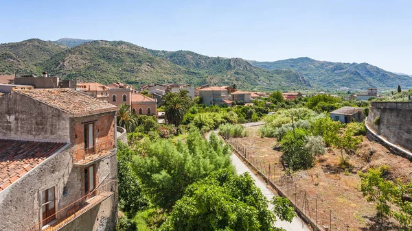 Residentiële huizen in de stad van Francavilla di Sicilia — Stockfoto