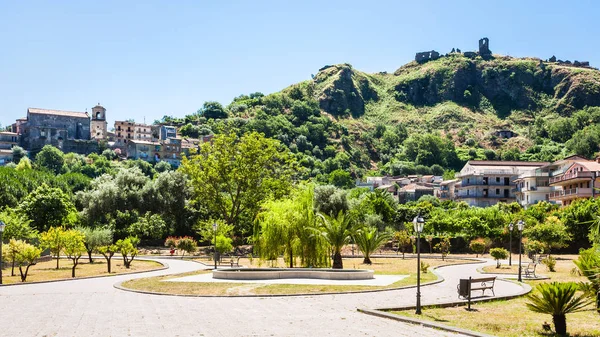 Vista sulla città di Francavilla di Sicilia in Sicilia — Foto Stock