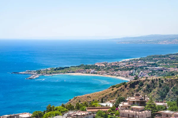 Blick auf taormina city und giardini naxos resort — Stockfoto