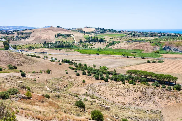 Сельская местность рядом с городом Агридженто на Сицилии — стоковое фото