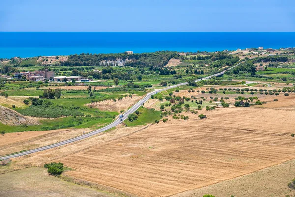 Agrární pole a vesnice nedaleko města Agrigento — Stock fotografie