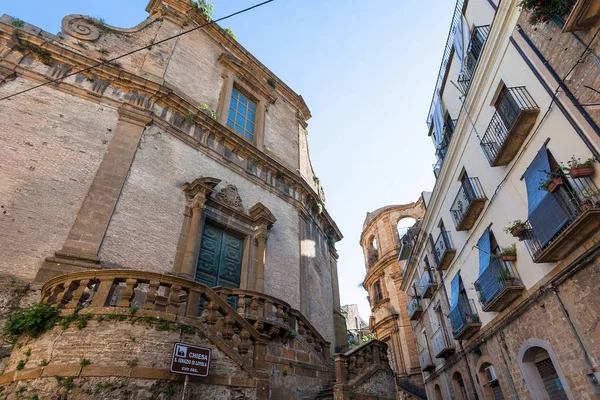 Église de style baroque et maisons urbaines — Photo