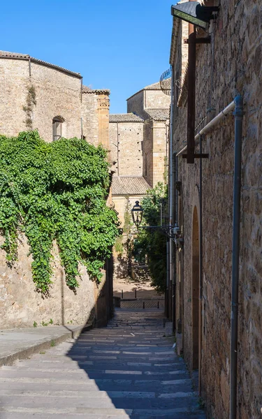 Calle estrecha en Piazza Armerina ciudad en Sicilia — Foto de Stock