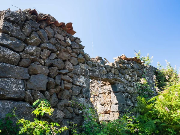 Casa rurale abbandonata dopo vulcano Etna eruptio — Foto Stock