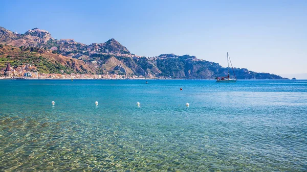 Widok miasta w Taorminie i Giardini Naxos Beach — Zdjęcie stockowe