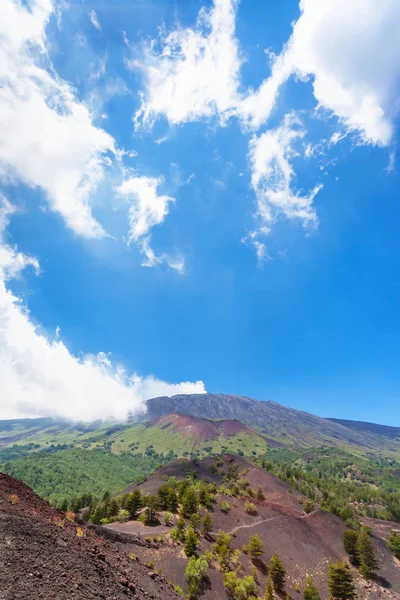 Céu azul com nuvens brancas sobre crateras de Etna — Fotografia de Stock