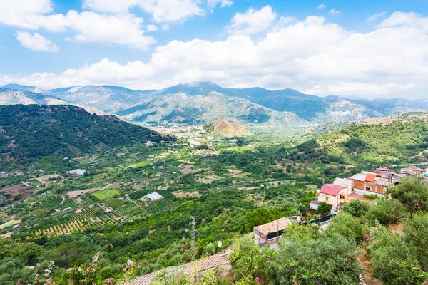 Boven weergave van steden in bergdal — Stockfoto