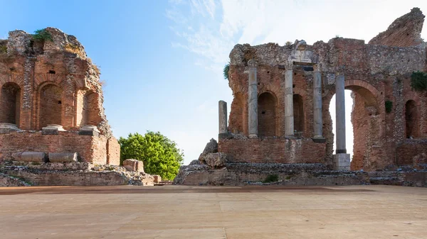 Scéna z dávných Teatro Greco v Taormina — Stock fotografie