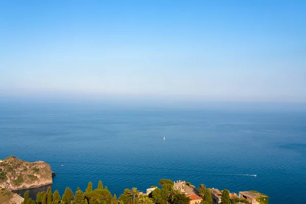 シチリア島のタオルミーナ市付近からイオニア海 — ストック写真