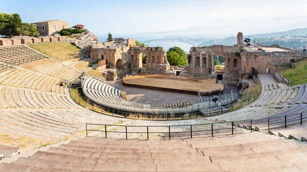 Ovanför vyn av antika Teatro Greco i Taormina — Stockfoto