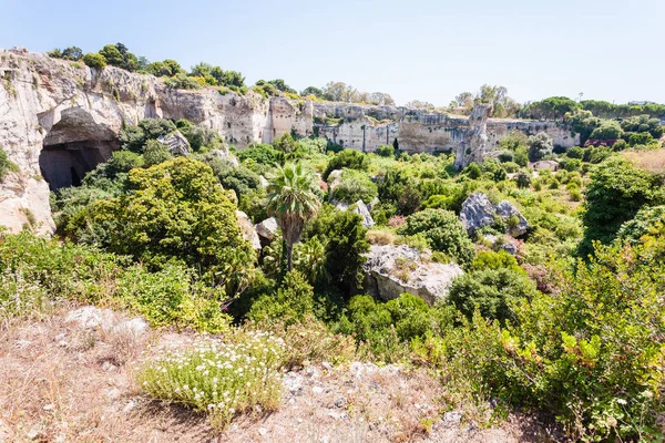 Grön trädgård i latomie del paradiso i Syrakusa — Stockfoto