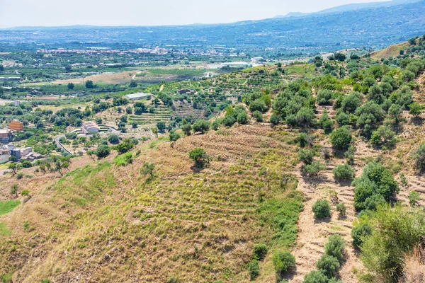 Горный склон недалеко от города Калатабиано на Сицилии — стоковое фото