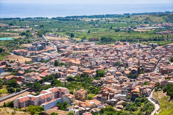 Ovanför vyn i Calatabiano stad i Sicilien — Stockfoto