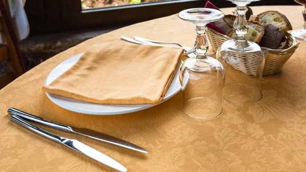 Served table in sicilian restaurant — Stock Photo, Image