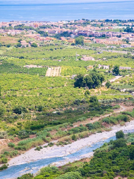 Vista arriba del río Alcántara y Recanati — Foto de Stock