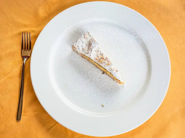 Top uitzicht op traditionele Siciliaanse zoete citroen taart — Stockfoto