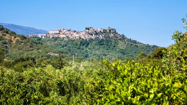 Вид на город Кастильоне-ди-Сицилия на холме — стоковое фото