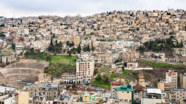 Antik Roma Tiyatrosu ile Amman şehir manzarası