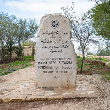Mount Nebo Musa tarafından girişinde taş
