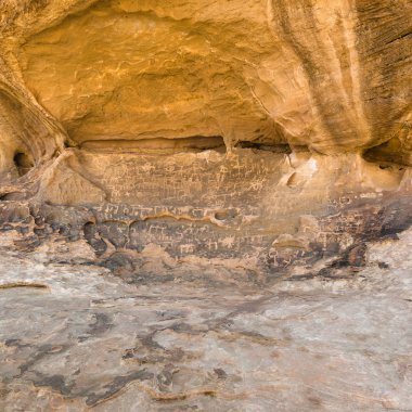 Wadi Rum çölde taş, antik petroglifler