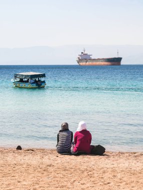 güneşli kış günü Kentsel plajda Arap kadınları