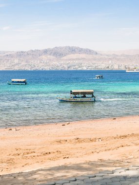 Akabe plaj ve Eilat kenti yakınında tekneler