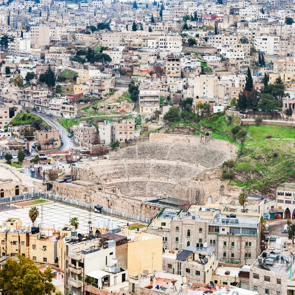 Widok na Starożytny Teatr rzymski w mieście Amman — Zdjęcie stockowe