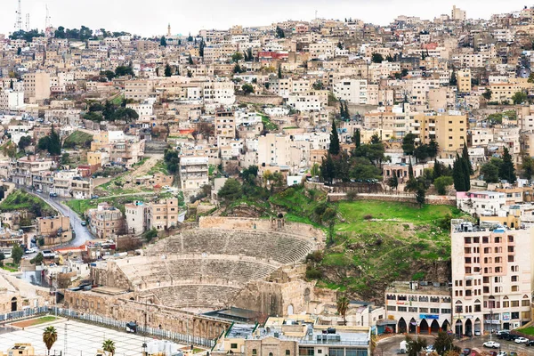 Vista sobre la ciudad de Ammán con teatro romano antiguo — Foto de Stock