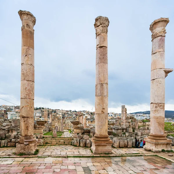 Στήλες του ναού της Αρτέμιδος, το χειμώνα σε Jerash — Φωτογραφία Αρχείου