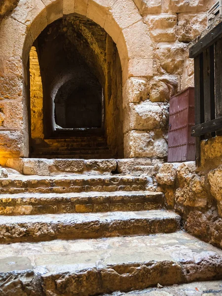 Nasse Stufen in der mittelalterlichen Burg Ajlun in Jordanien — Stockfoto