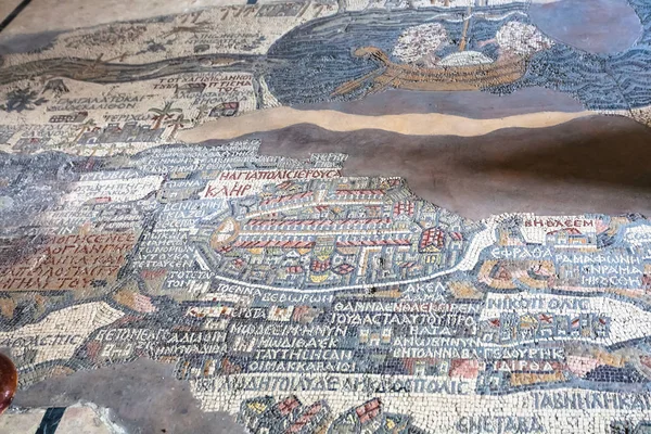 Starověké Madabská Mozaiková mapa na podlaze kostela — Stock fotografie