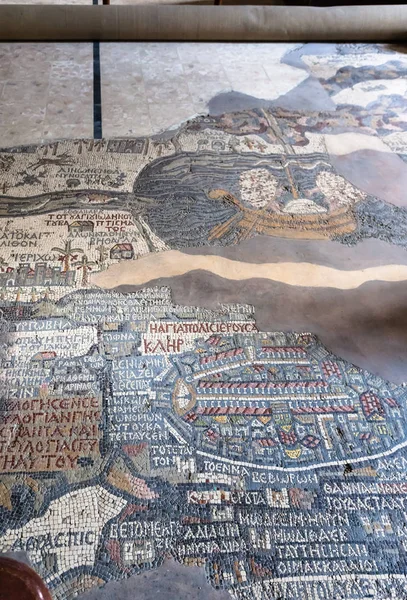 Antiguo Mosaico de Madaba Mapa sobre el pavimento de la iglesia —  Fotos de Stock