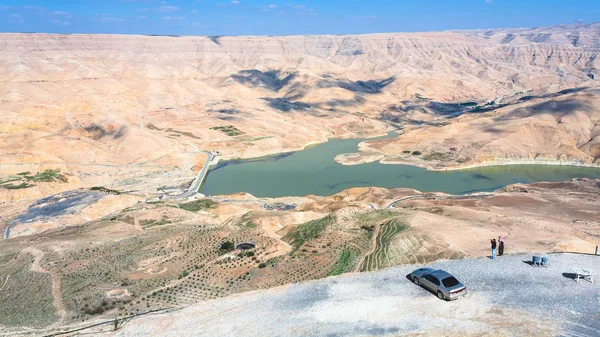 Ludzie o punkt widokowy nad Al Mujib dam w Jordanii — Zdjęcie stockowe