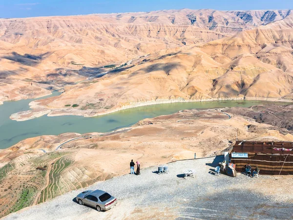 Turistas em miradouro sobre Al Mujib barragem na Jordânia — Fotografia de Stock