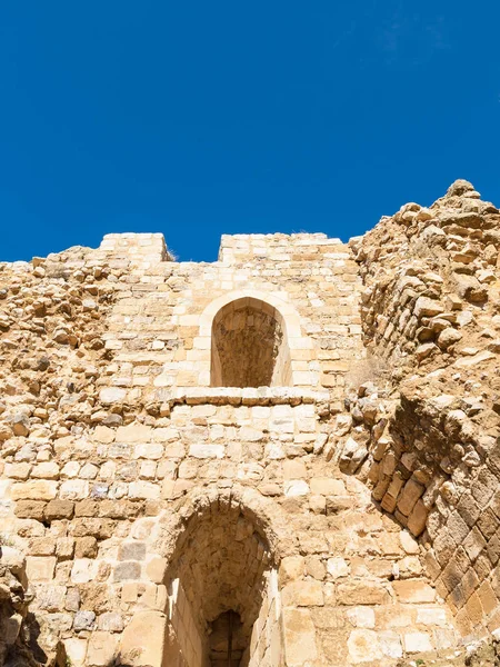 Inner walls in courtyard of medieval Kerak castle — Stock Photo, Image