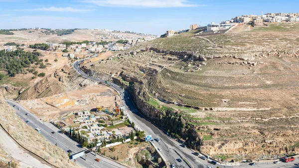 Acima vista das estradas e da cidade de Al-Karak do castelo — Fotografia de Stock