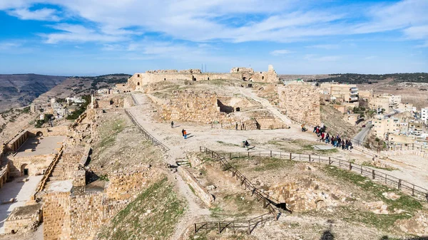 Turisté na horní Soud středověké zříceniny hradu — Stock fotografie