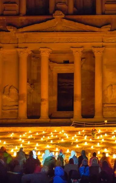 Toeristen op nacht beoduin muzikale in Petra weergeven — Stockfoto