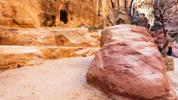 Turistas perto de cavernas em Al Siq desfiladeiro para Petra cidade — Fotografia de Stock